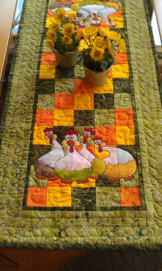 Chicken CLA21112354 Quilted Table Runner