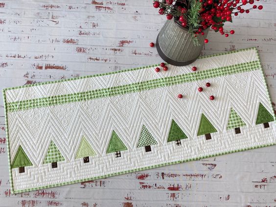 Pine Tree CLA130324200 Quilted Table Runner