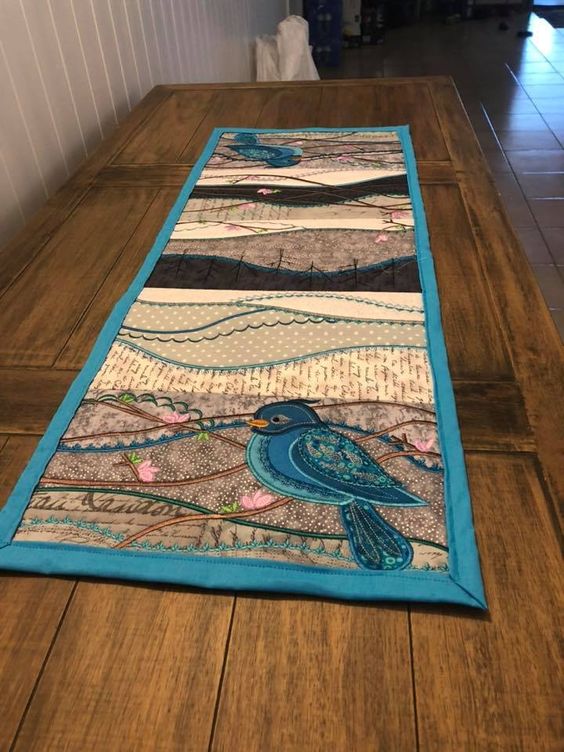 Bird CLA25122306 Quilted Table Runner