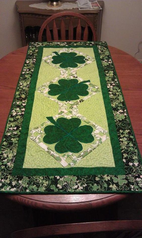 Shamrock CLA28122340 Quilted Table Runner