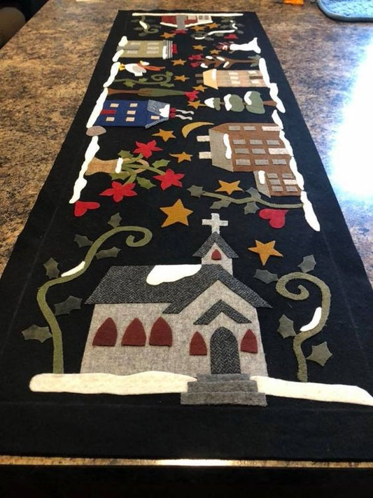 Houses CLA040124381 Quilted Table Runner