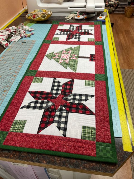 Christmas Star CLA130324140 Quilted Table Runner