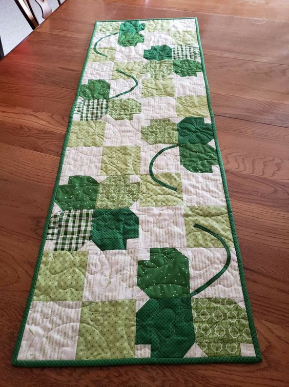 Shamrock CLA130324114 Quilted Table Runner