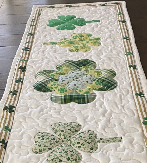 Shamrock CLA28122344 Quilted Table Runner