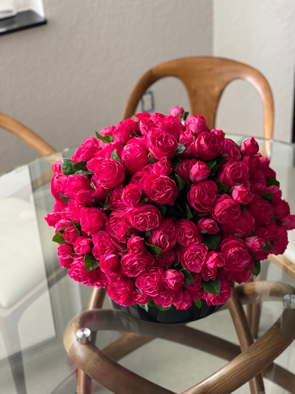 Dark Pink English Roses in Black Glass Plate Vase