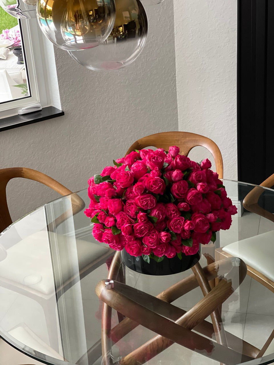 Dark Pink English Roses in Black Glass Plate Vase