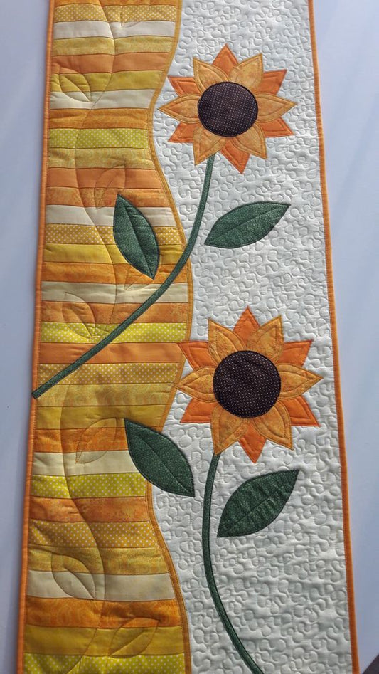 Sunflower CLA25122317 Quilted Table Runner