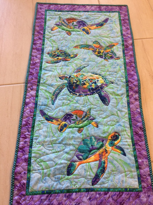 Turtle CLA150324193 Quilted Table Runner