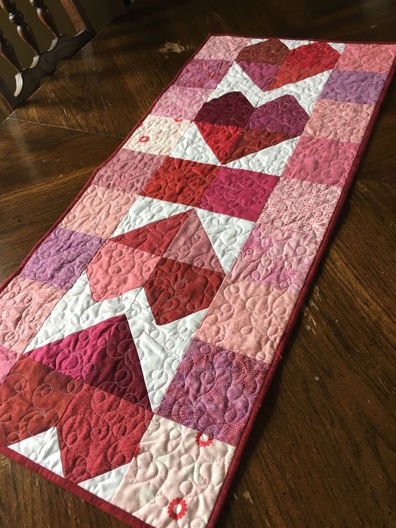 Heart CLA201223106 Quilted Table Runner