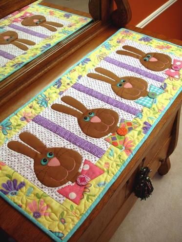 Rabbit CLA271223032 Quilted Table Runner