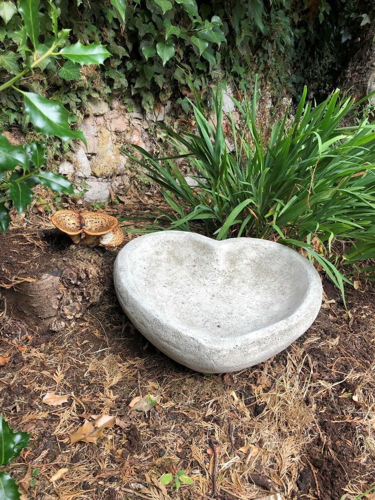 Stunning Stone Heart Garden Bird Bath/Feeder