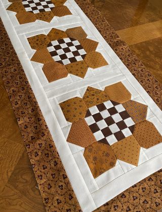 Sunflower CLA130324136 Quilted Table Runner