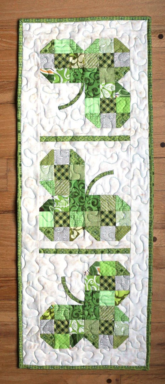 Shamrock CLA130324115 Quilted Table Runner