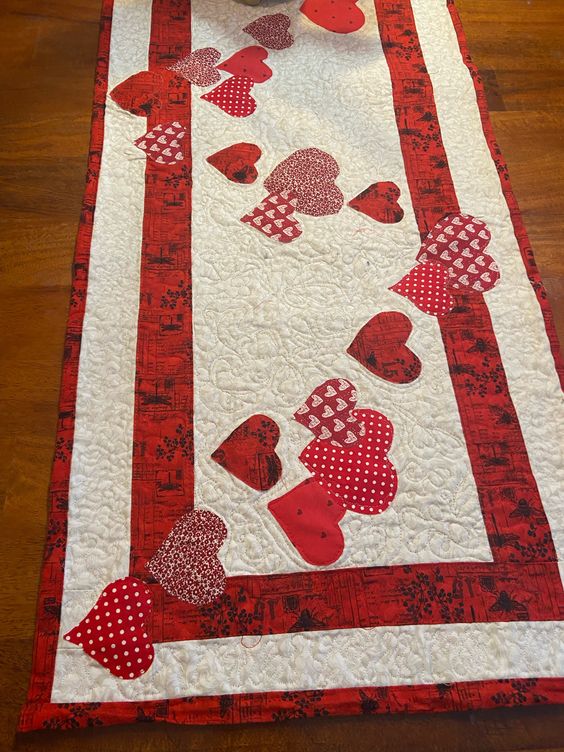 Heart CLA21112334 Quilted Table Runner