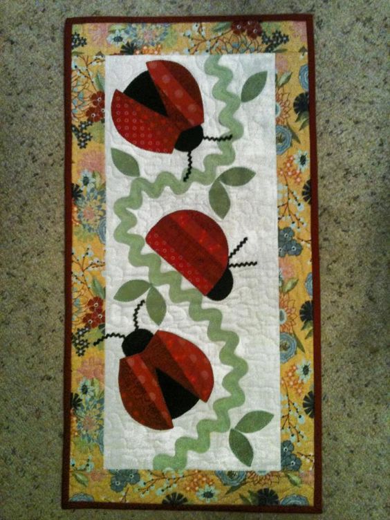 Lady Bug CLA130324096 Quilted Table Runner