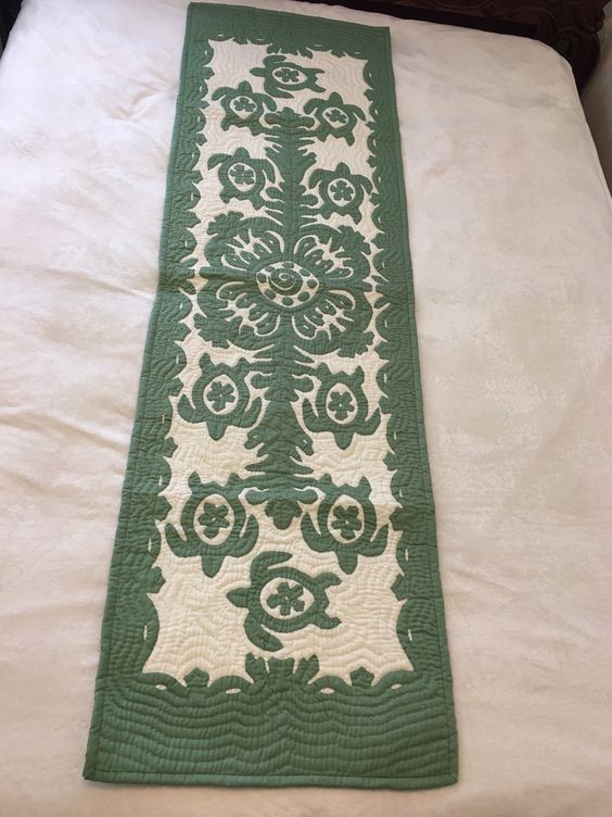 Hawaiian Turtle CLDY180624051 Quilted Table Runner