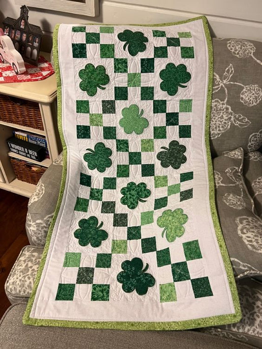 Shamrock CLA130324116 Quilted Table Runner