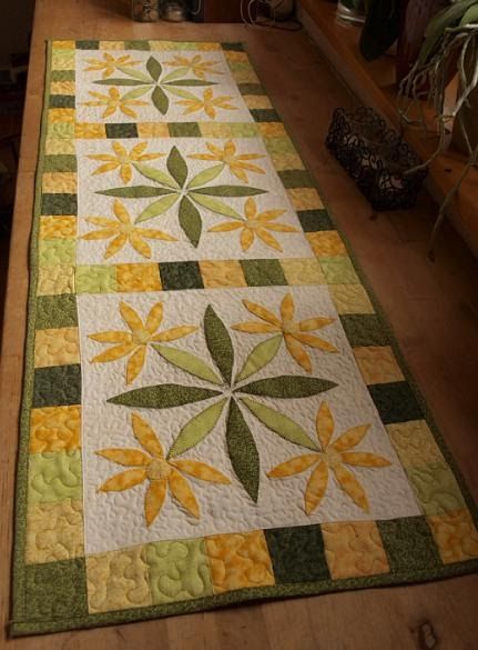 Flower CLA201223104 Quilted Table Runner