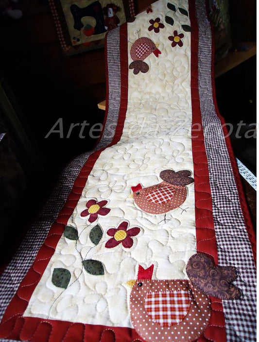 Chicken CLA201223099 Quilted Table Runner