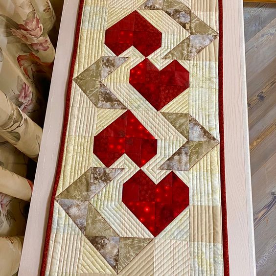 Heart CLA130324137 Quilted Table Runner