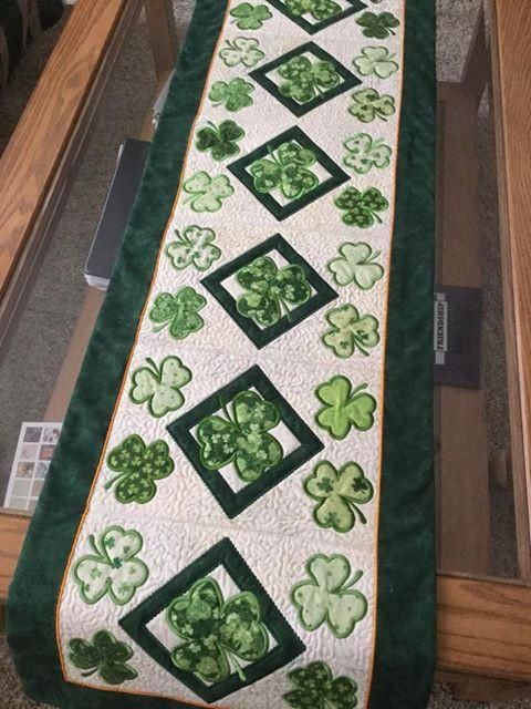 Shamrock CLA28122348 Quilted Table Runner