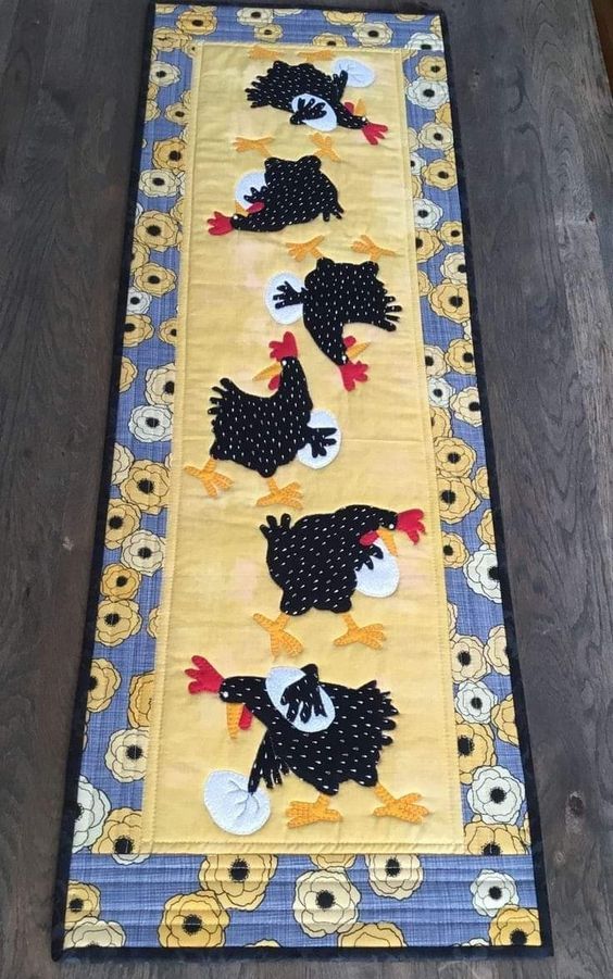 Chicken TAI15112339 Quilted Table Runner