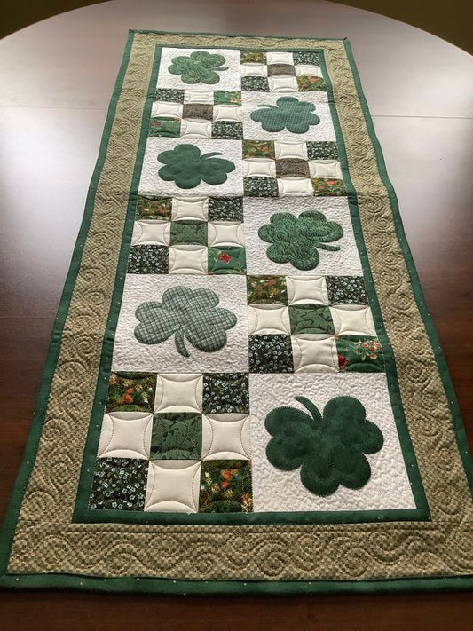 Shamrock CLA130324167 Quilted Table Runner