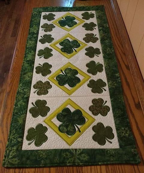 Shamrock CLA28122346 Quilted Table Runner