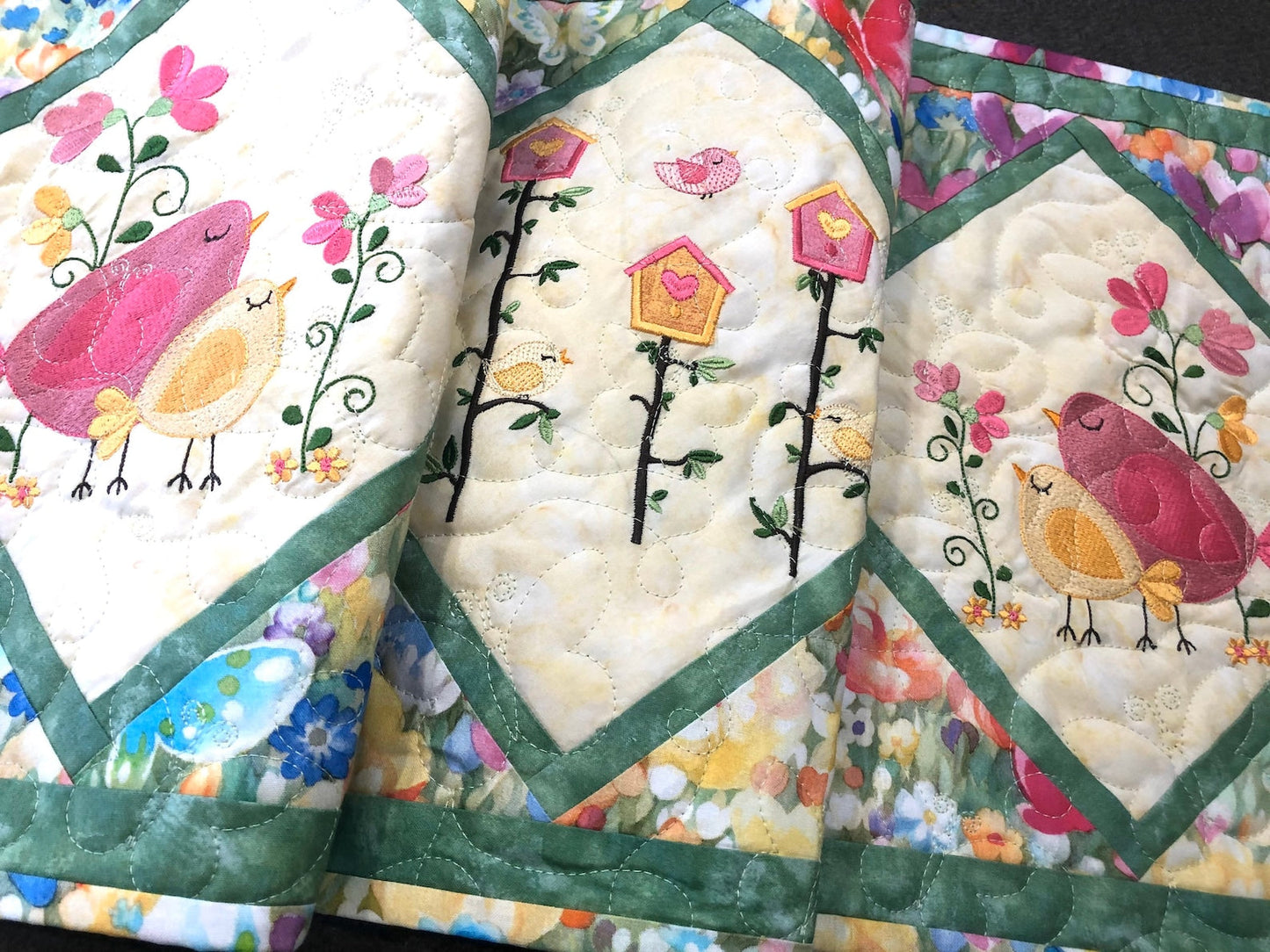 Bird CLA150324066 Quilted Table Runner