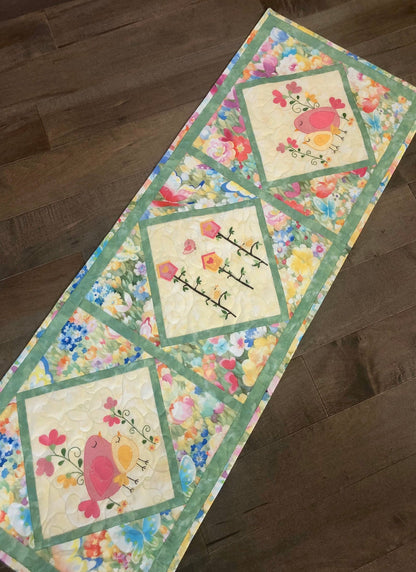 Bird CLA150324066 Quilted Table Runner