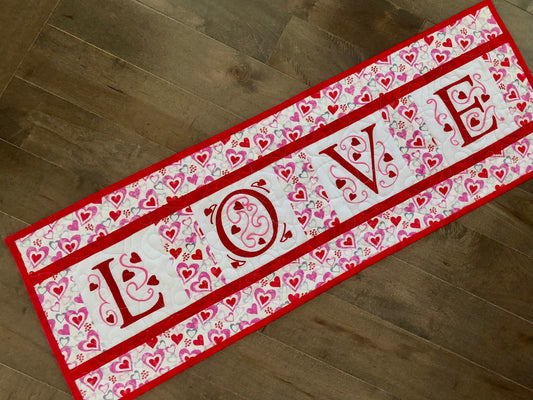 Love CLA150324046 Quilted Table Runner