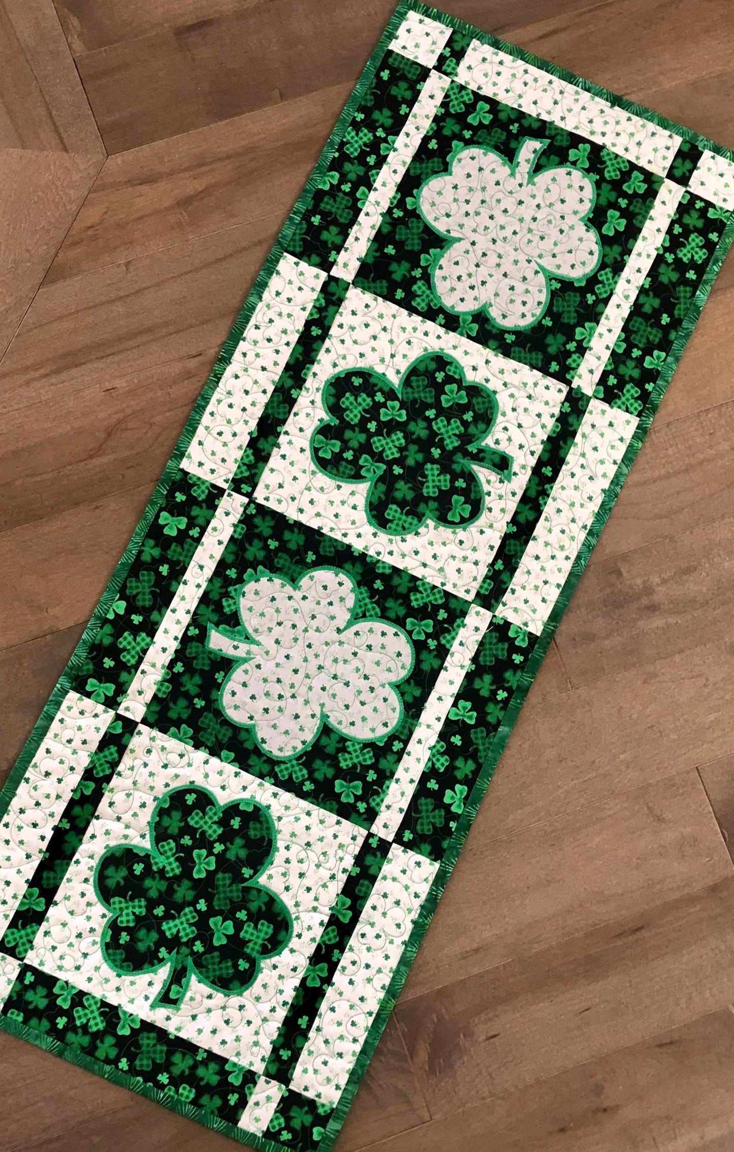 Shamrock CLA150324044 Quilted Table Runner