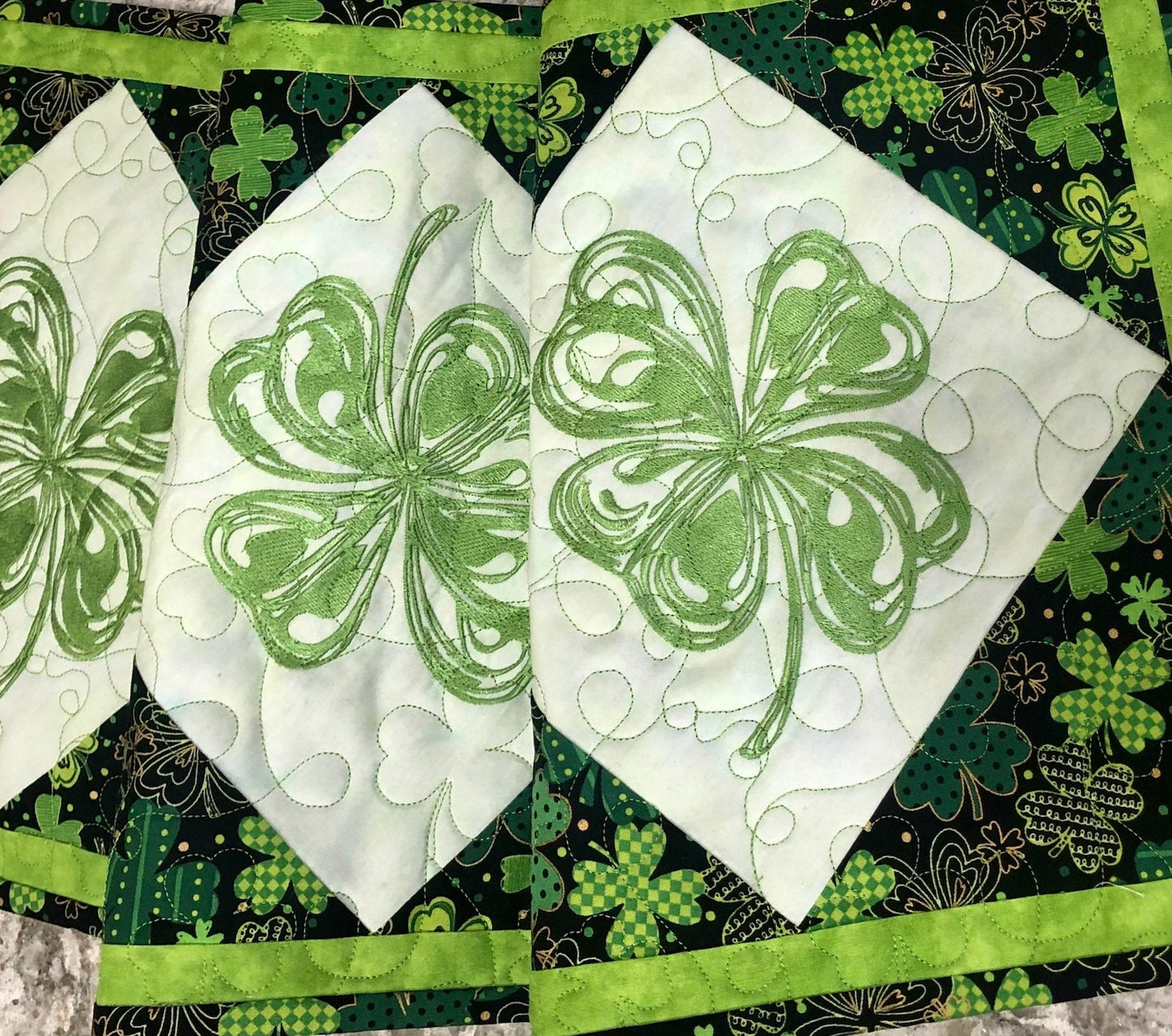 Shamrock CLA150324034 Quilted Table Runner