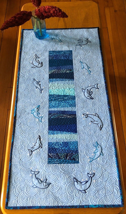 Dolphin CLA150324180 Quilted Table Runner