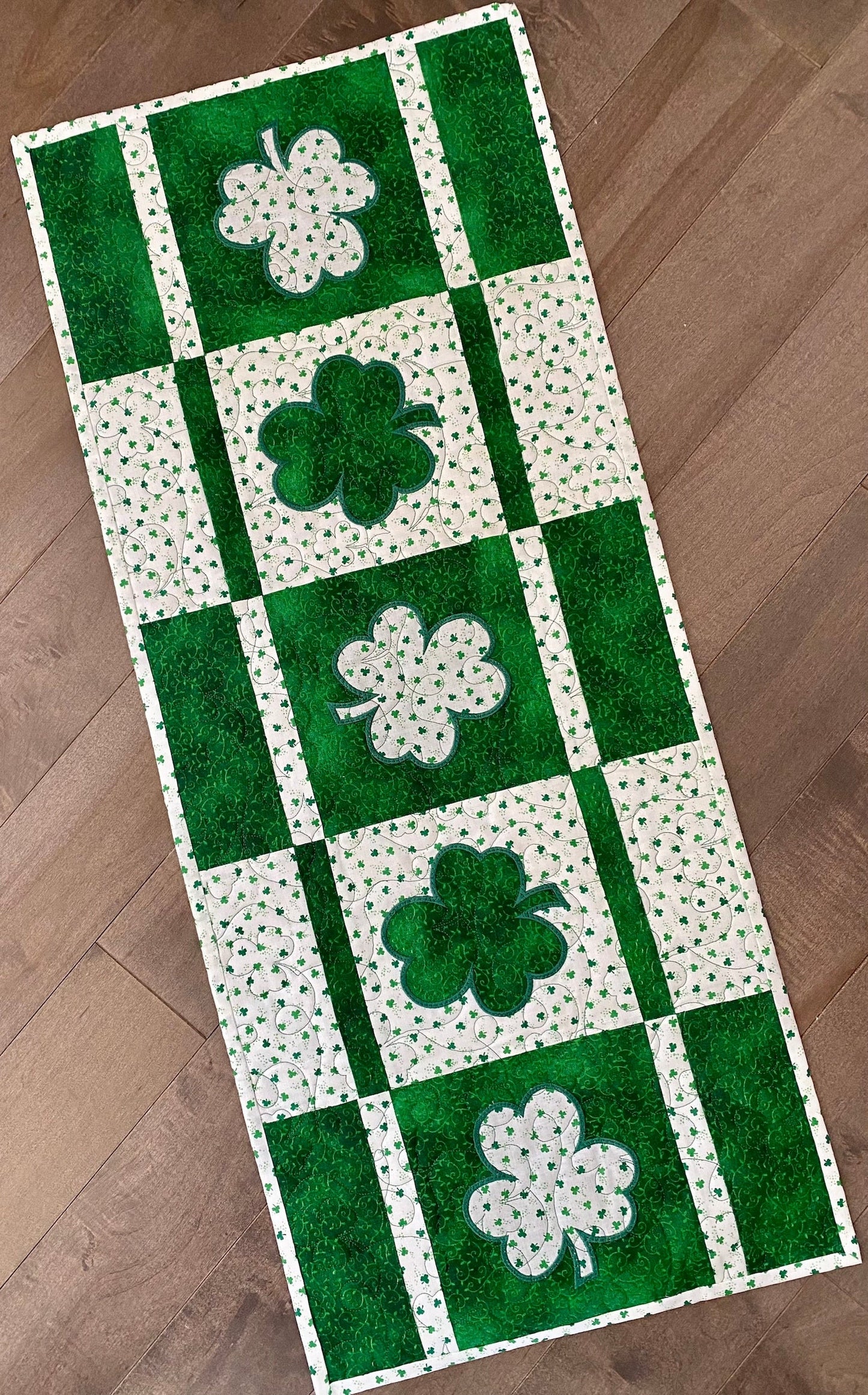 Shamrock CLA150324003 Quilted Table Runner