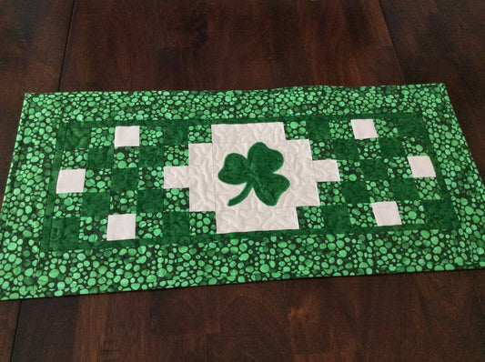 Shamrock CLA150324132 Quilted Table Runner