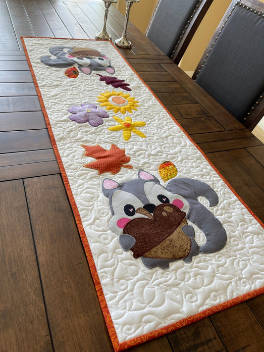 Squirrel CLA140324159 Quilted Table Runner