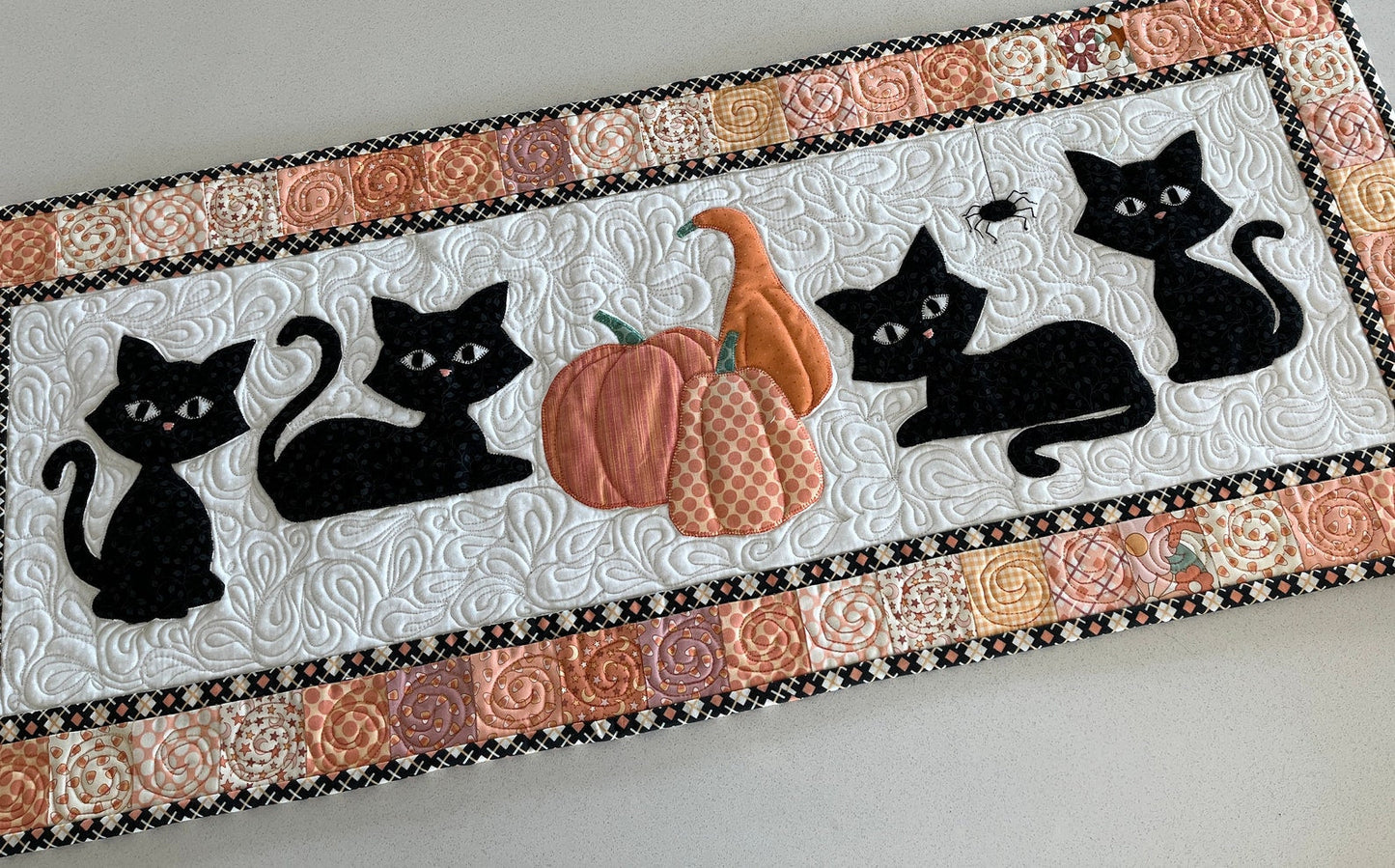 Black Cat CLA140324033 Quilted Table Runner