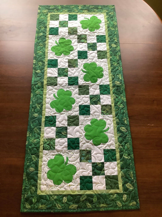 Shamrock CLA150324176 Quilted Table Runner