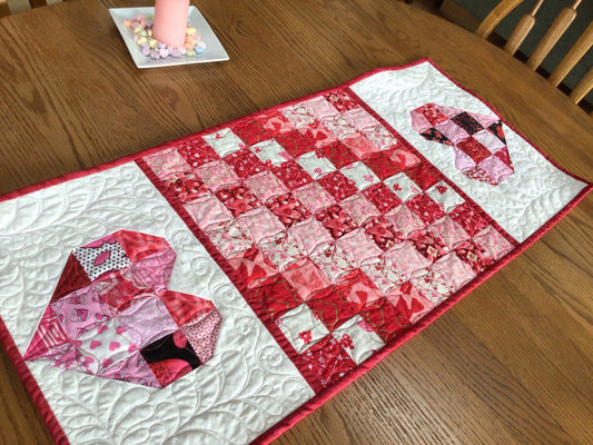 Heart CLA150324105 Quilted Table Runner