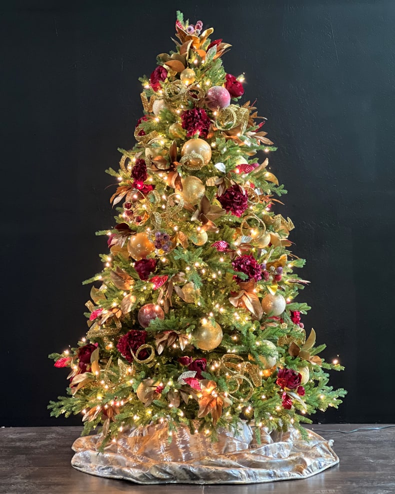 Gold 7.5' Pre-Decorated Christmas Tree